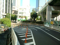 「一般道への合流地点の右車線(直進方向)へお進みください